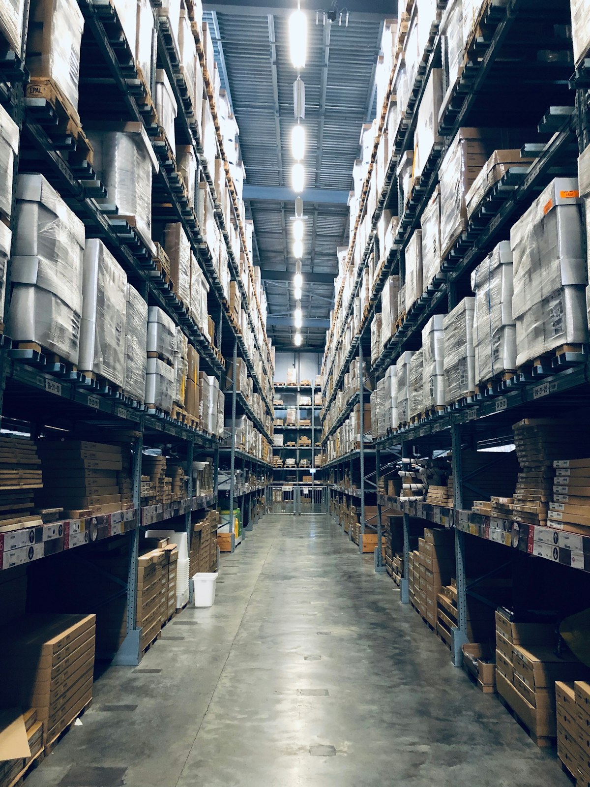 E-commerce fulfilment and parcel packing